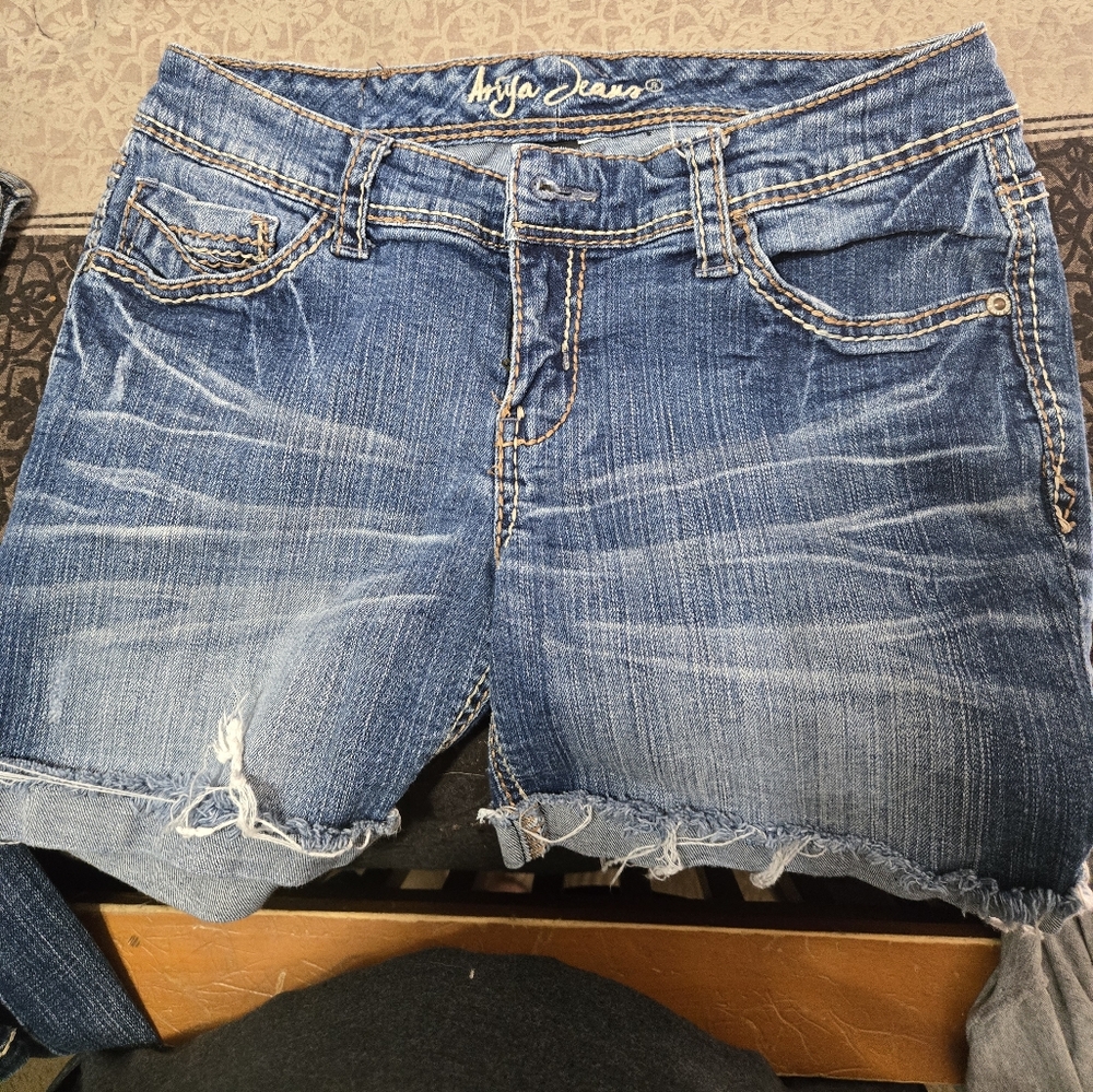 Ariya jean shorts Woman’s size 9/10 
Cuffed distressed hem medium wash